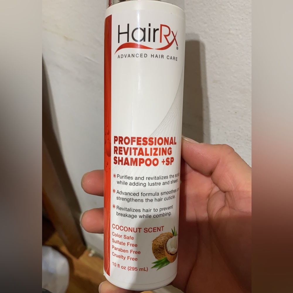 Es un champú para el cabello hay de que pida dela marca hair xr de hay de jazmin
